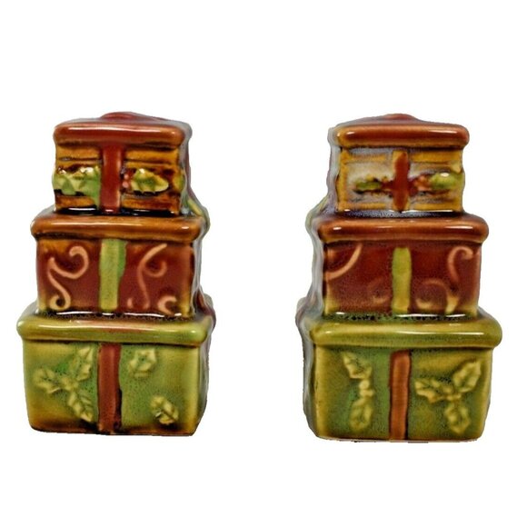 Stacked Presents Ceramic Salt and Pepper Set (Christmas/Holidays) - Picture 4 of 6